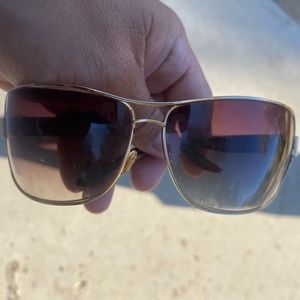 Gucci sunglasses w case